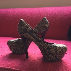 Carlos Santana High Heels size 7 never worn